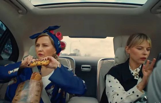 Izabela Kuna kradnie bułkę w reklamie Żabki