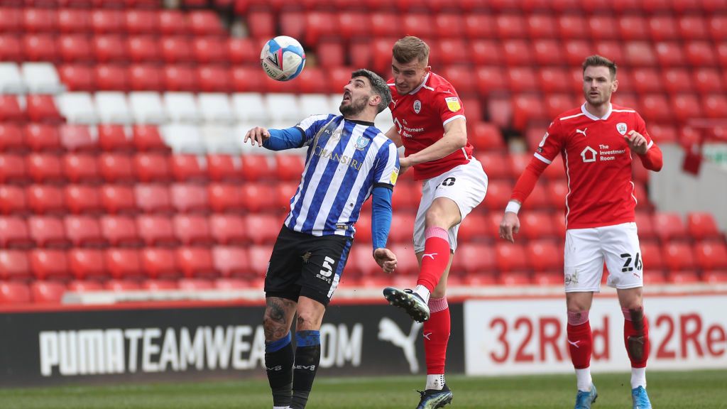 Getty Images / Danny Lawson/PA Images / Na zdjęciu: Callum Paterson i Michał Helik walczą o piłkę