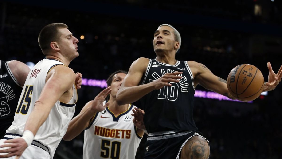 Getty Images / Ronald Cortes / Na zdjęciu: Jeremy Sochan (przy piłce)