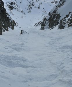 Czechy. Ratownicy wyciągnęli kobietę spod śniegu po zejściu lawiny. "Stan krytyczny"