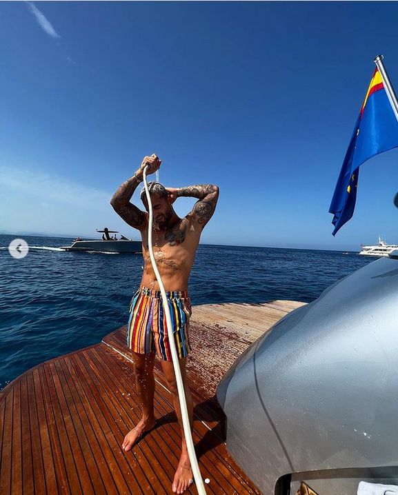 Maluma relaksuje się na jachcie