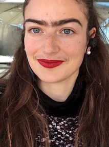 Dania: Kobieta nie depiluje wąsów i monobrwi. Tak testuje zalotników