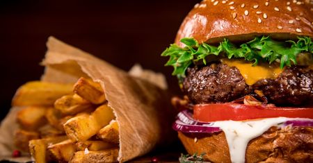Zrób burgera drwala w domu. Smakuje jak z restauracji, ale jest zdrowszy