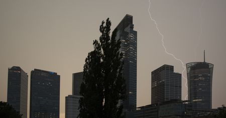 Gradobicie w Warszawie. Deszcz i burze także w innych miastach