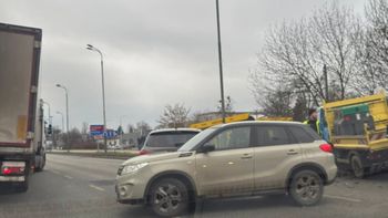 Korek na Pabianickiej po kolizji trzech samochodów