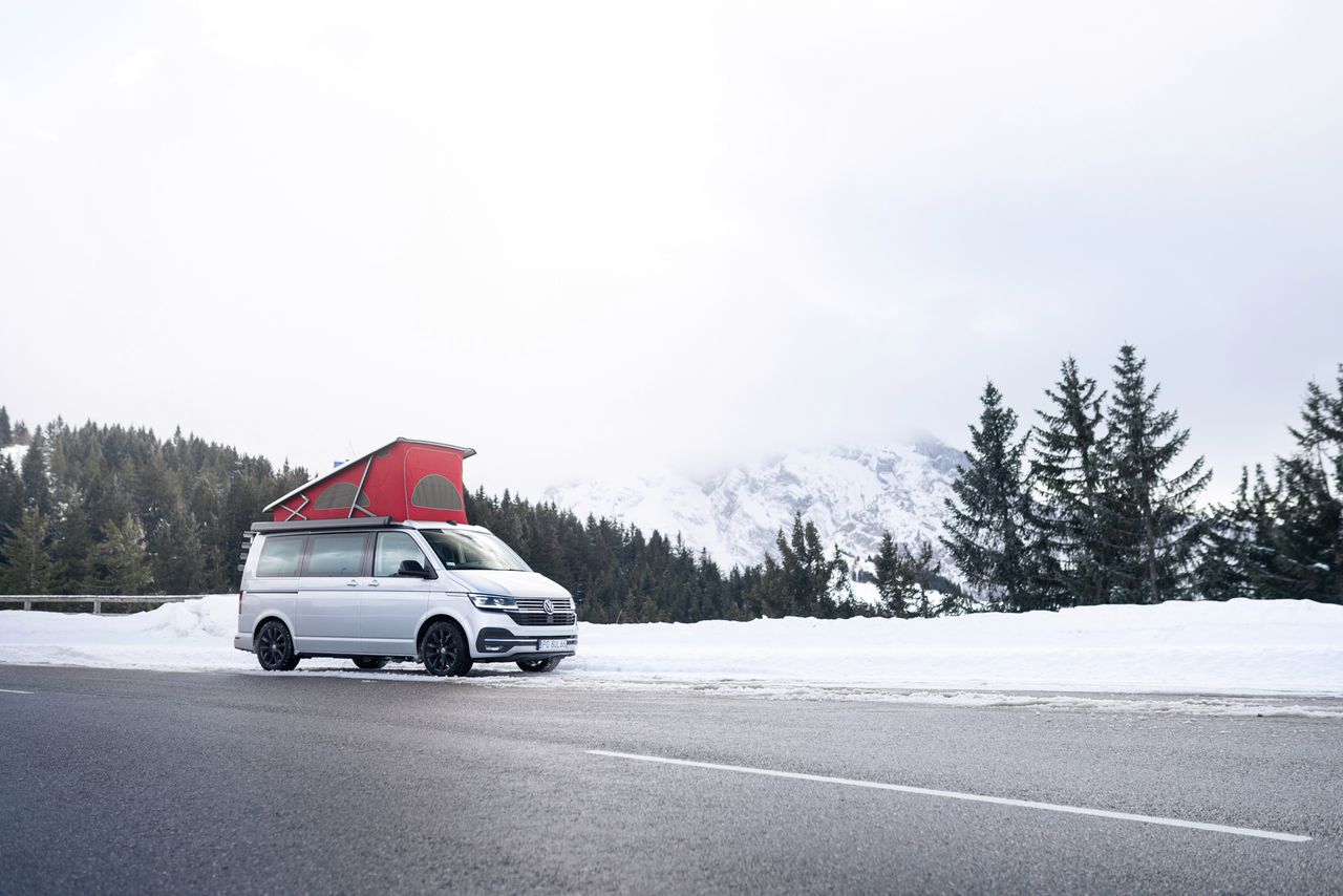 Test: Volkswagen California T6.1, czyli zima w kampervanie i dziesięć porsche na lodzie