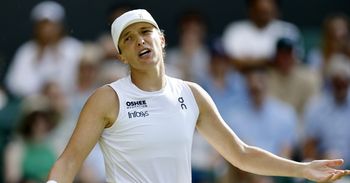 Iga Świątek wygrywa na Korcie Centralnym Wimbledonu