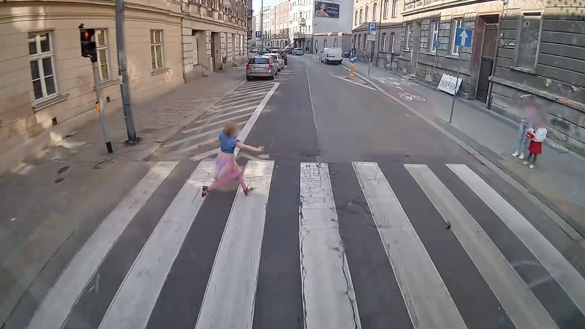 W Bytomiu pięciolatka wbiegła pod autobus