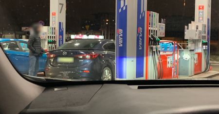 Łatwo sprawdzisz, z której strony jest wlew paliwa. Pokazuje to strzałka
