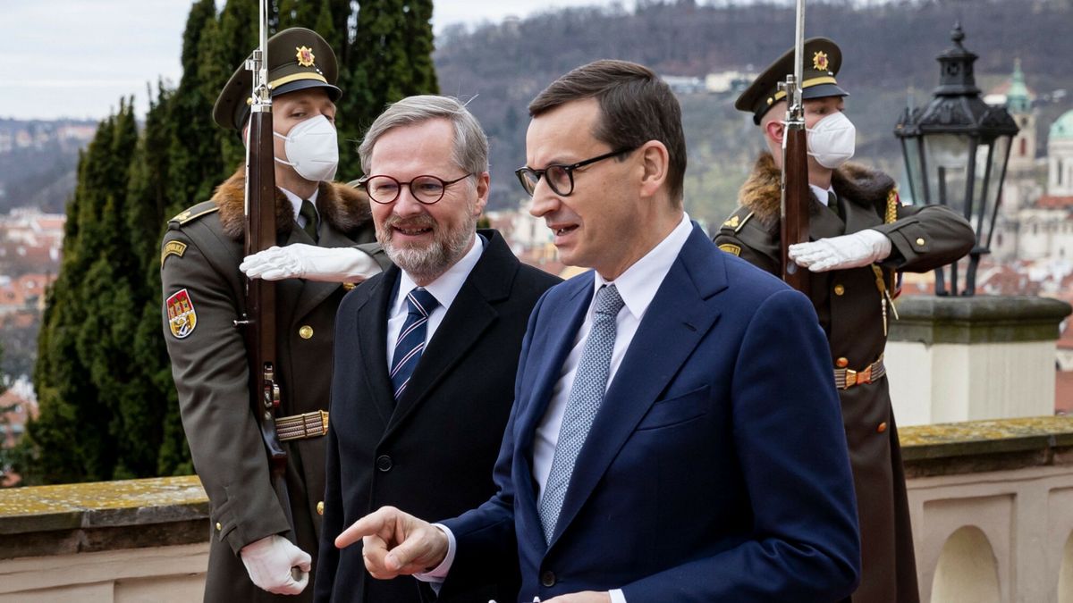 Premier Mateusz Morawiecki i szef rządu Czech Petr Fiala podpisali w czwartek w Pradze umowę ws. kopalni w Turowie 