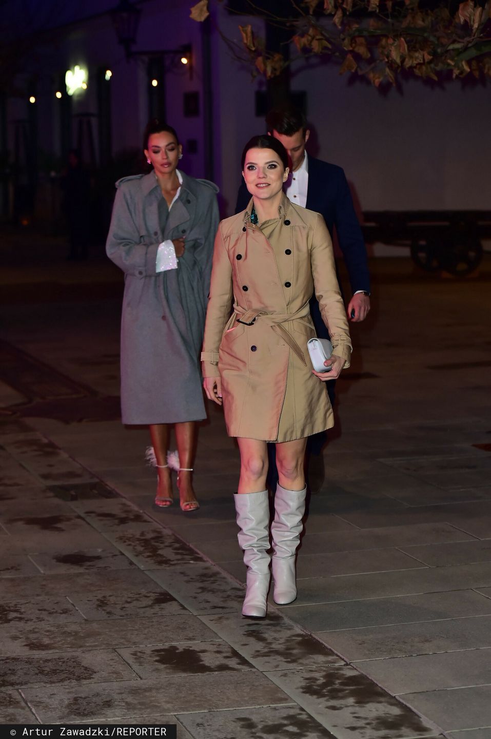 Joanna Jabłczyńska w wiosennym płaszczu