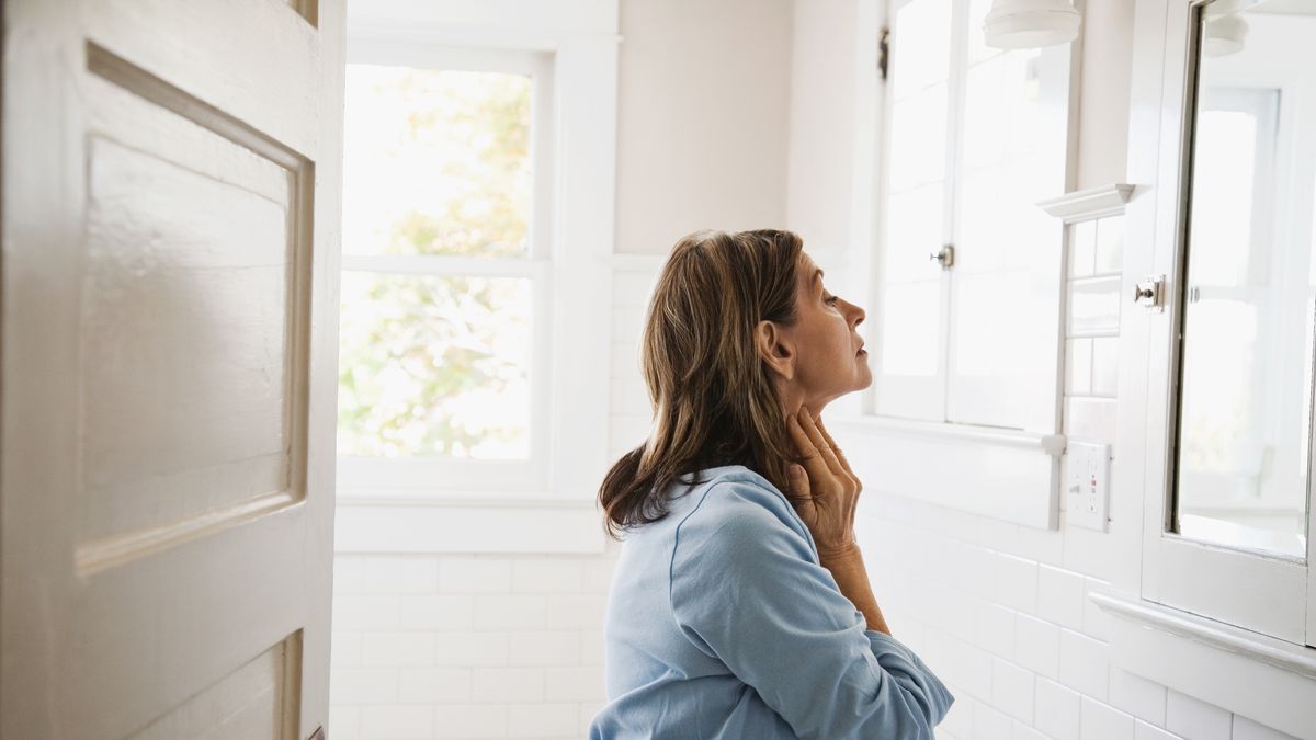 Dlaczego kobietom wyrastają włoski na brodzie?