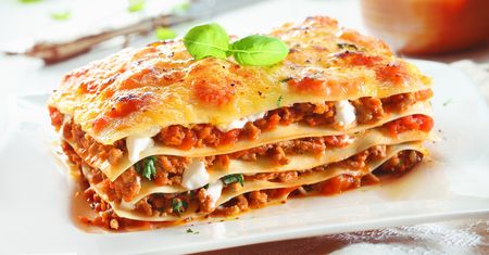 Mrożona lasagne z mięsem i sosem