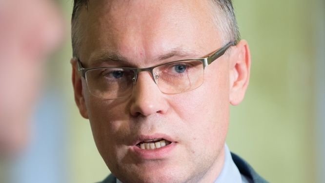 Arkadiusz Mularczyk skrytykował Ministra Spraw Zagranicznych za brak stanowczości w kwestii reparacji.