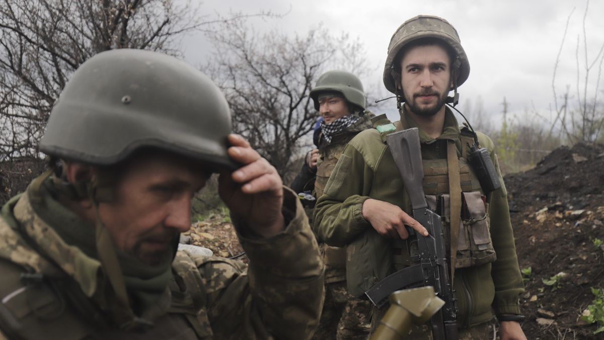 Ukraińscy żołnierze w Donbasie, przygotowujący się na atak Rosjan 