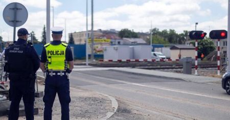 Wjechał pod opadające rogatki. Gdy zobaczył służby, zaczął uciekać