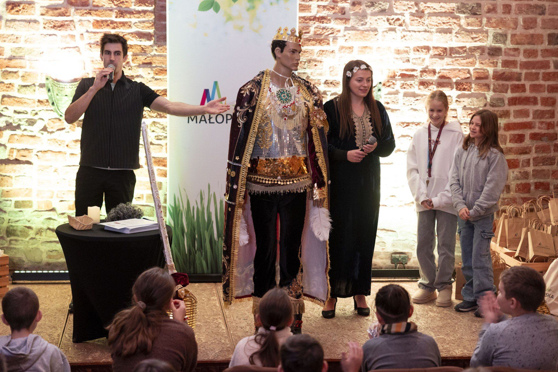 &#34;Moda z przeszłości, odpowiedzialność za przyszłość!&#34;.