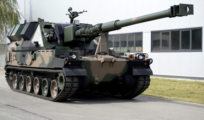 Pokaz armatohaubicy kalibru 155 mm KRAB zamontowanej na nowym podwoziu w Centrum Produkcji Wojskowej Huty Stalowa Wola w Stalowej Woli.