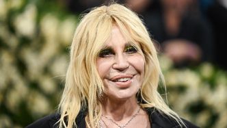 ODMIENIONA 70-letnia Donatella Versace zachwyca "nową twarzą". "W końcu wróciłaś do PRAWDZIWEJ wersji siebie"