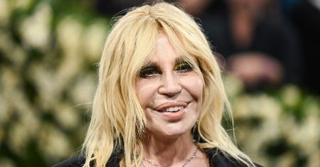 ODMIENIONA 70-letnia Donatella Versace zachwyca "nową twarzą". "W końcu wróciłaś do PRAWDZIWEJ wersji siebie"