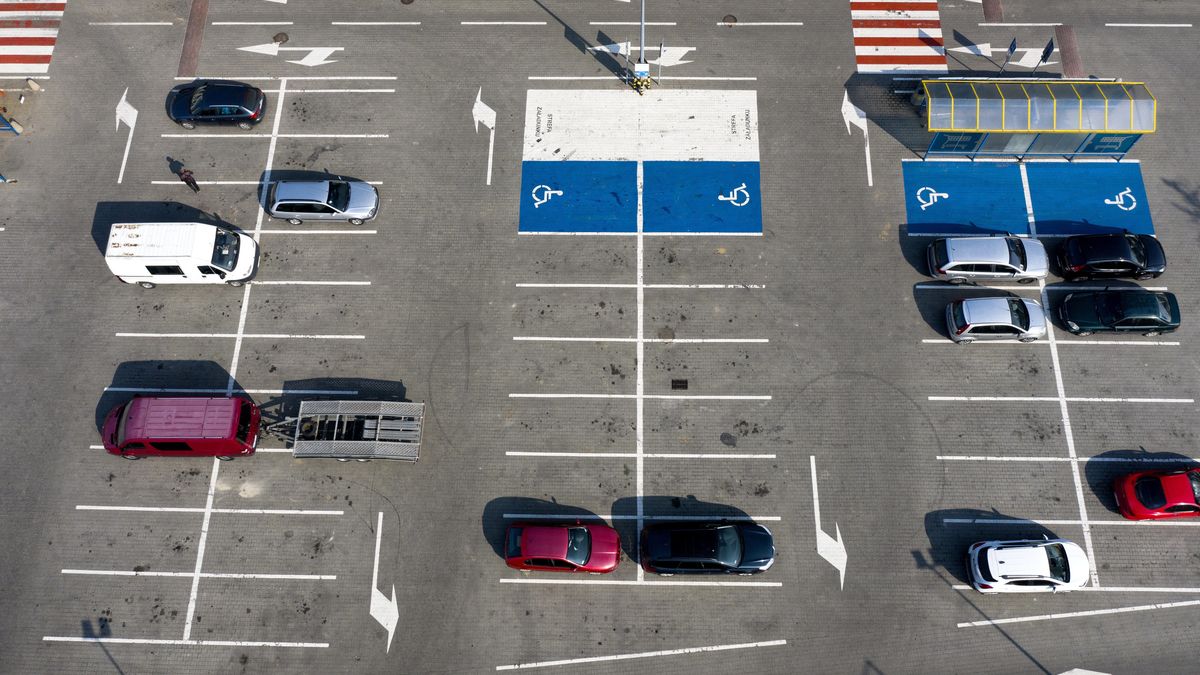 Za parkowanie przy centrach handlowych można sporo zapłacić, jeżeli nie pobierze się darmowego biletu