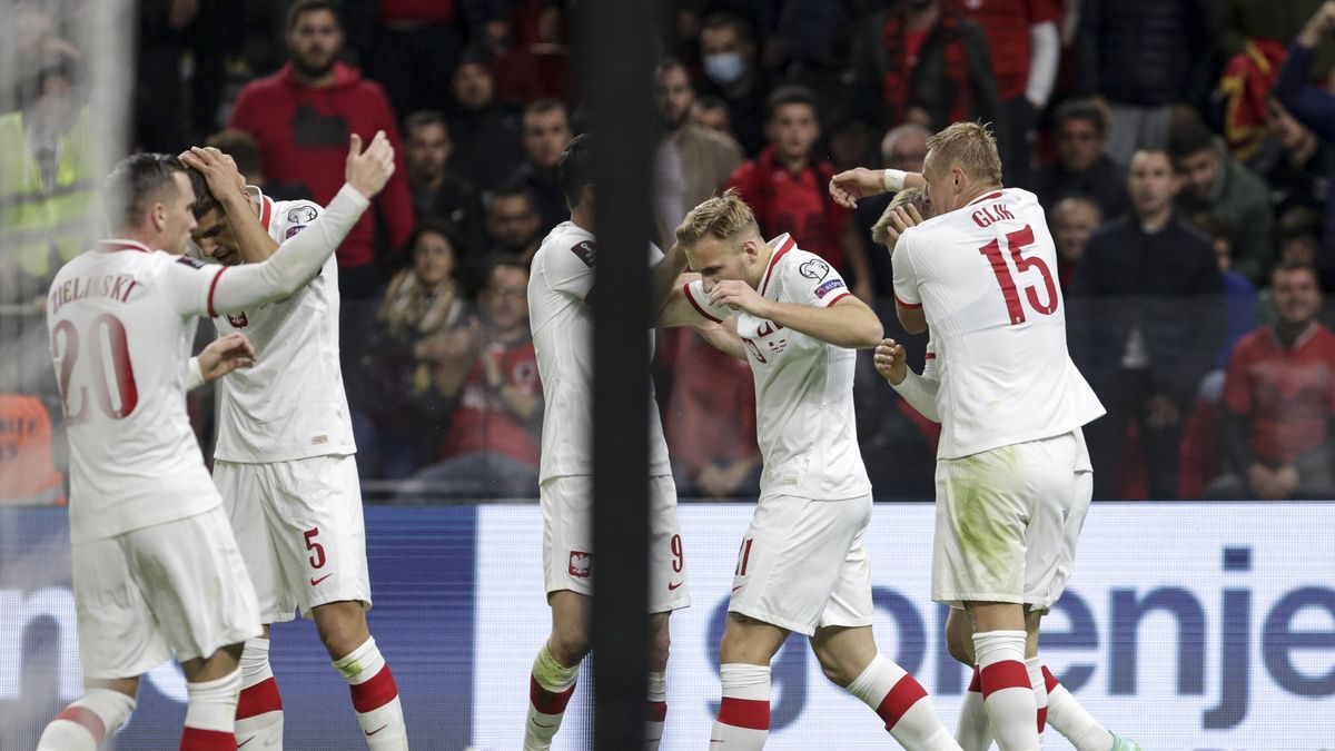 po golu Karola Świderskiego polscy piłkarze zostali obrzuceni różnymi przedmiotami przez albańskich kibiców