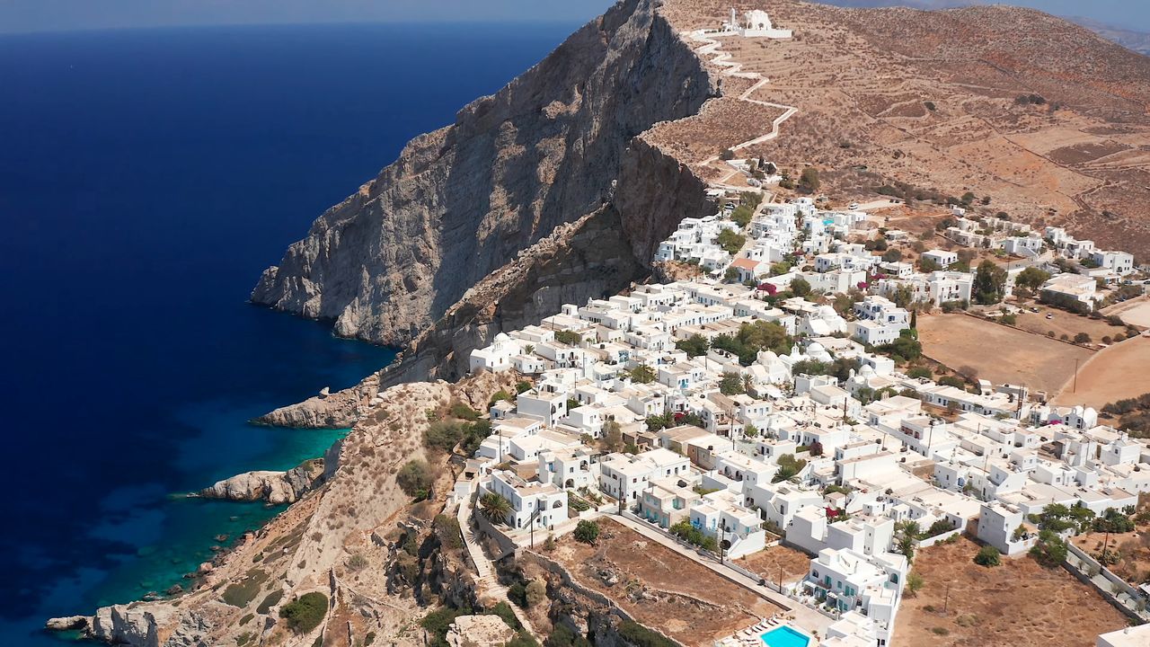 Folegandros enchants with its beautiful coastline.