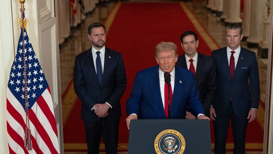 US President Donald Trump with US Secretary of Defense Pete Hegseth (R), US Vice President JD Vance (L) and US Secretary of State Marco Rubio (2-R) delivers an address to the nation at the White House in Washington, DC, USA, 21 June 2025, following US strikes on Iran's nuclear facilities. EPA/Carlos Barria / POOL Dostawca: PAP/EPA.