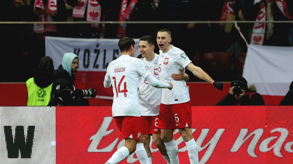 Polacy po strzeleniu gola w meczu z Czechami