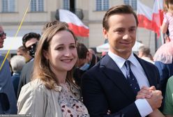 Krzysztof Bosak na Marszu dla Życia i Rodziny w Warszawie. Towarzyszyła mu ciężarna żona