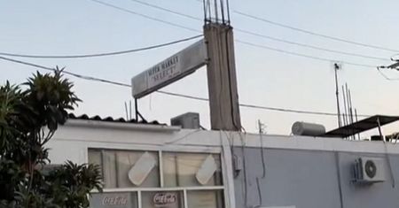 Dlaczego z budynków w Grecji wystają druty? Będziecie zaskoczeni