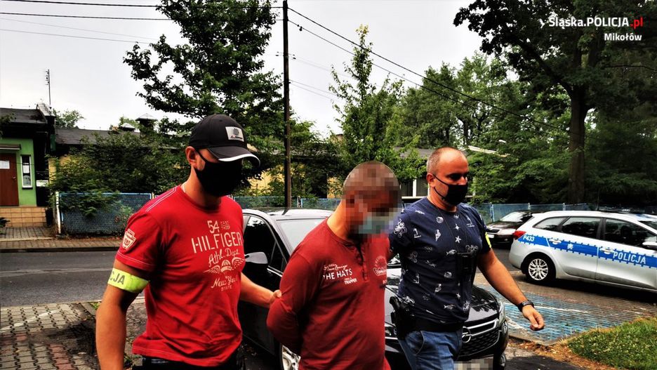 Mikołów. 38-latek, gdy tylko zobaczył policjantów zaatakował ich rozbitą butelką. 