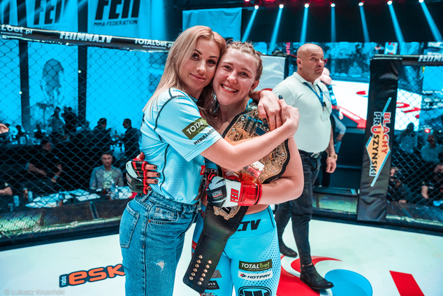 Ekaterina Zacaloa (dreapta) a devenit campioana FEN în ianuarie.  Ea a primit centura de campionat după ce a învins-o pe rusoaica Julia Kutsenko (Foto: FEN).