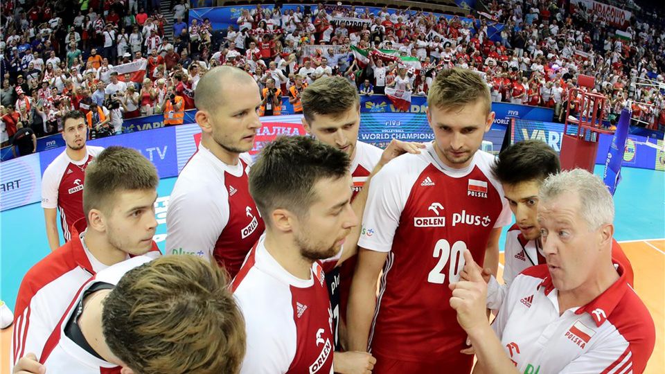 Materiały prasowe / FIVB / Na zdjęciu: reprezentacja Polski siatkarzy z trenerem Vitalem Heynenem