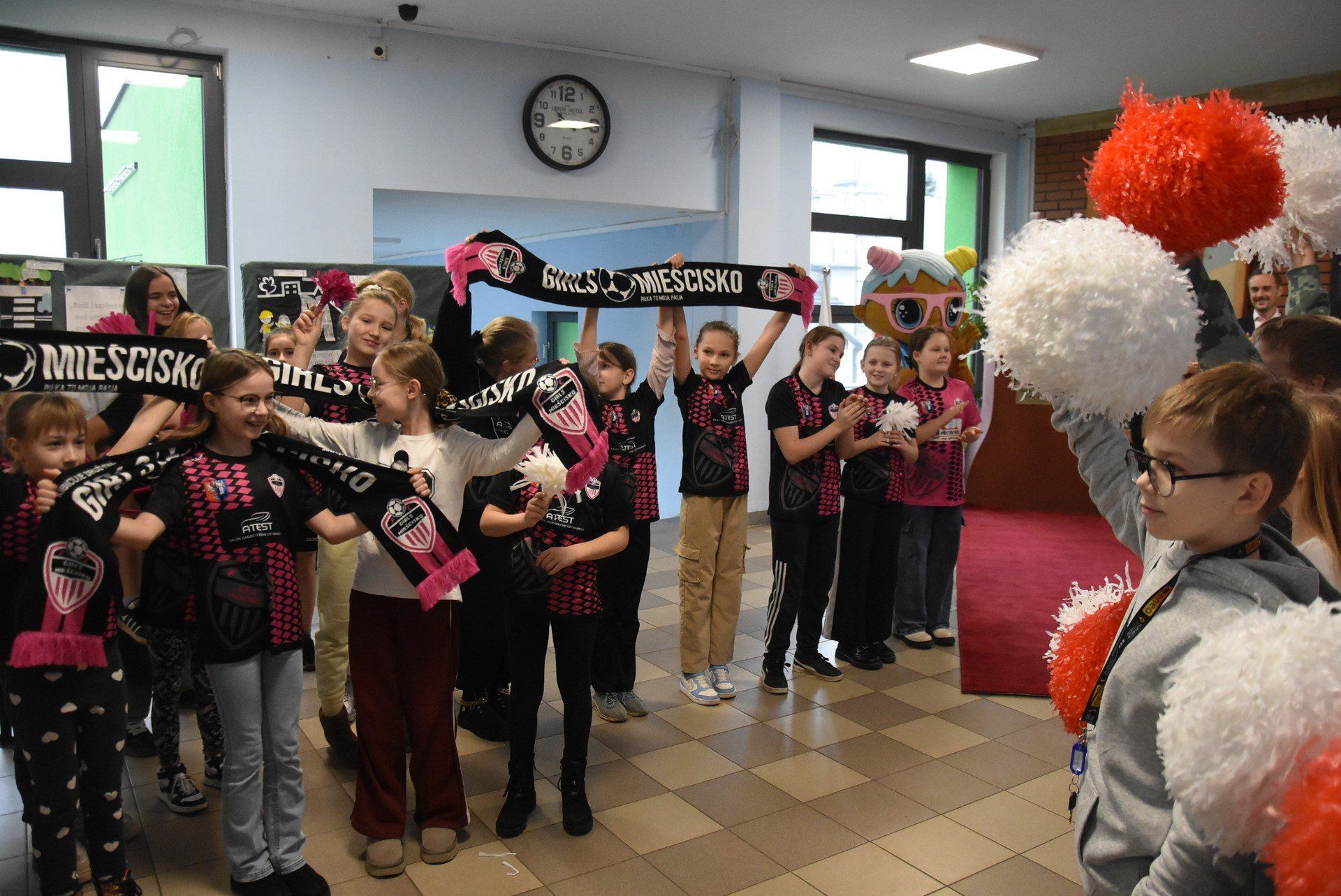 Młodsze koleżanki z drużyny czekały na zwyciężczynie