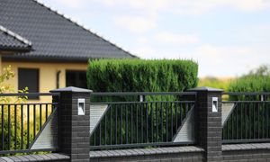 W Polsce garaż i wysoki płot, w Danii rowery pod wiatą. Jak wyglądają domy w różnych krajach?