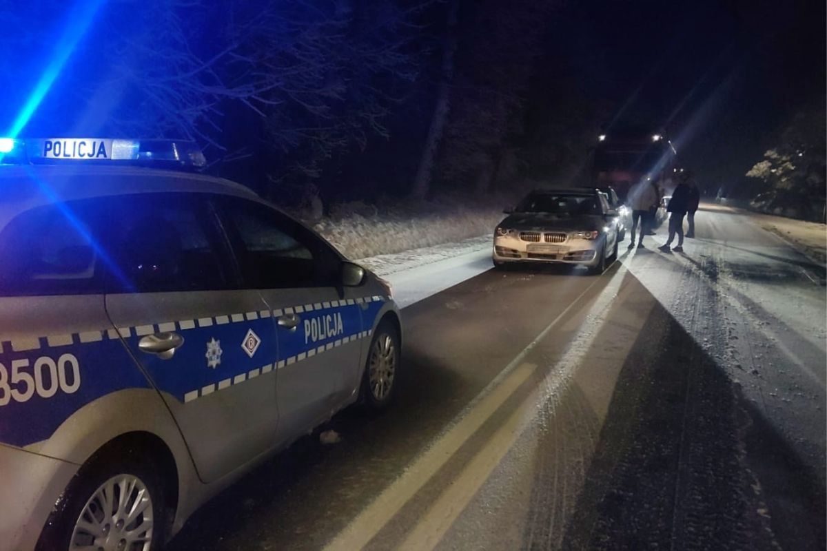 Paraliż na DK 46. Śnieżyca zablokowała drogę. Nie ma przejazdu
