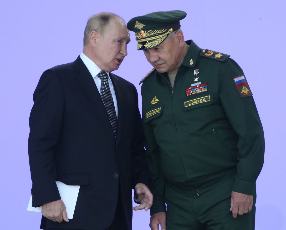 Władimir Putin i minister obrony  Siergiej Szojgu 