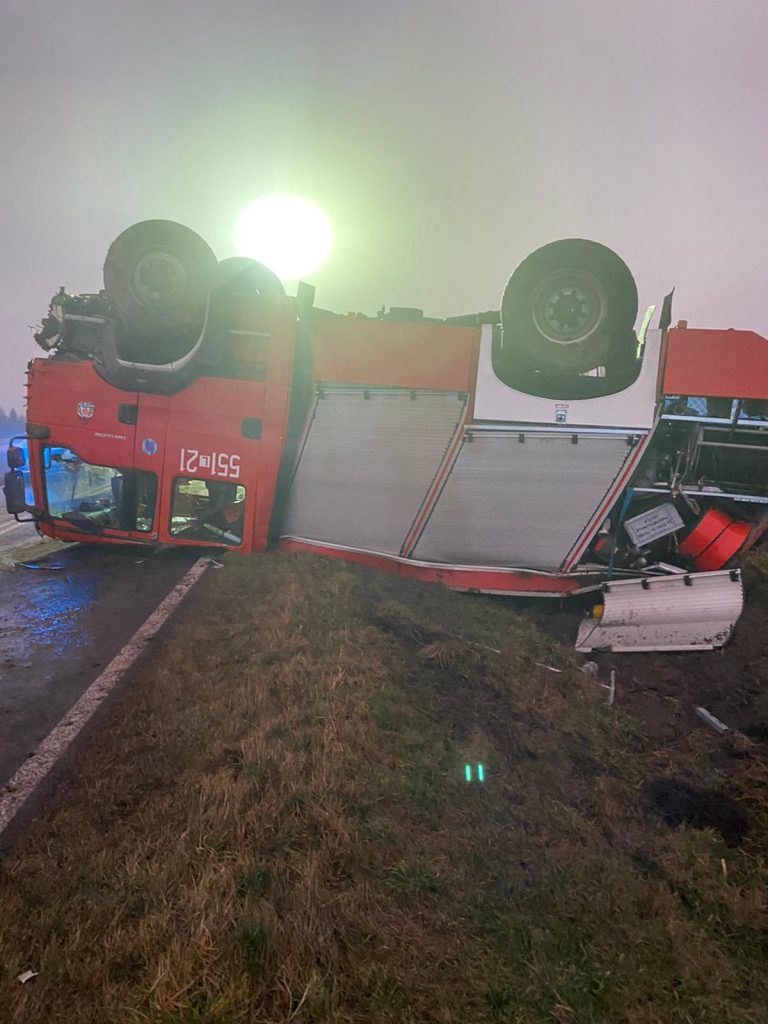 Jechali gasić pożar. Wpadli w poślizg i dachowali 
