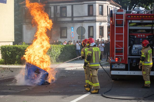 Manifestacja przeciw brutalnosci Policji w Lubinie08.08.2021 Lubin: W odpowiedzi na wydarzenia z dnia 7 sierpnia 2021 gdy w Lubinie podczas interwencji policji zmarl Bartosz S. Mieszkancy Lubinia zebrali sie pod komenda policji w celu zaprotestowania przeciw brutalnosci policji w miescie. n/z Manifestacja,Image: 626101320, License: Rights-managed, Restrictions: , Model Release: no, Credit line: Krzysztof Zatycki / ForumKrzysztof Zatycki / ForumAwantura, Bartek.S, Kibole, Komenda, Lubin, Manifa, Policja, Zabojstwo, Zadyma