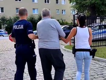 Lewin Brzeski: Trzy martwe szczeniaki i jeden żywy w kontenerze na śmieci. 64-latek zatrzymany