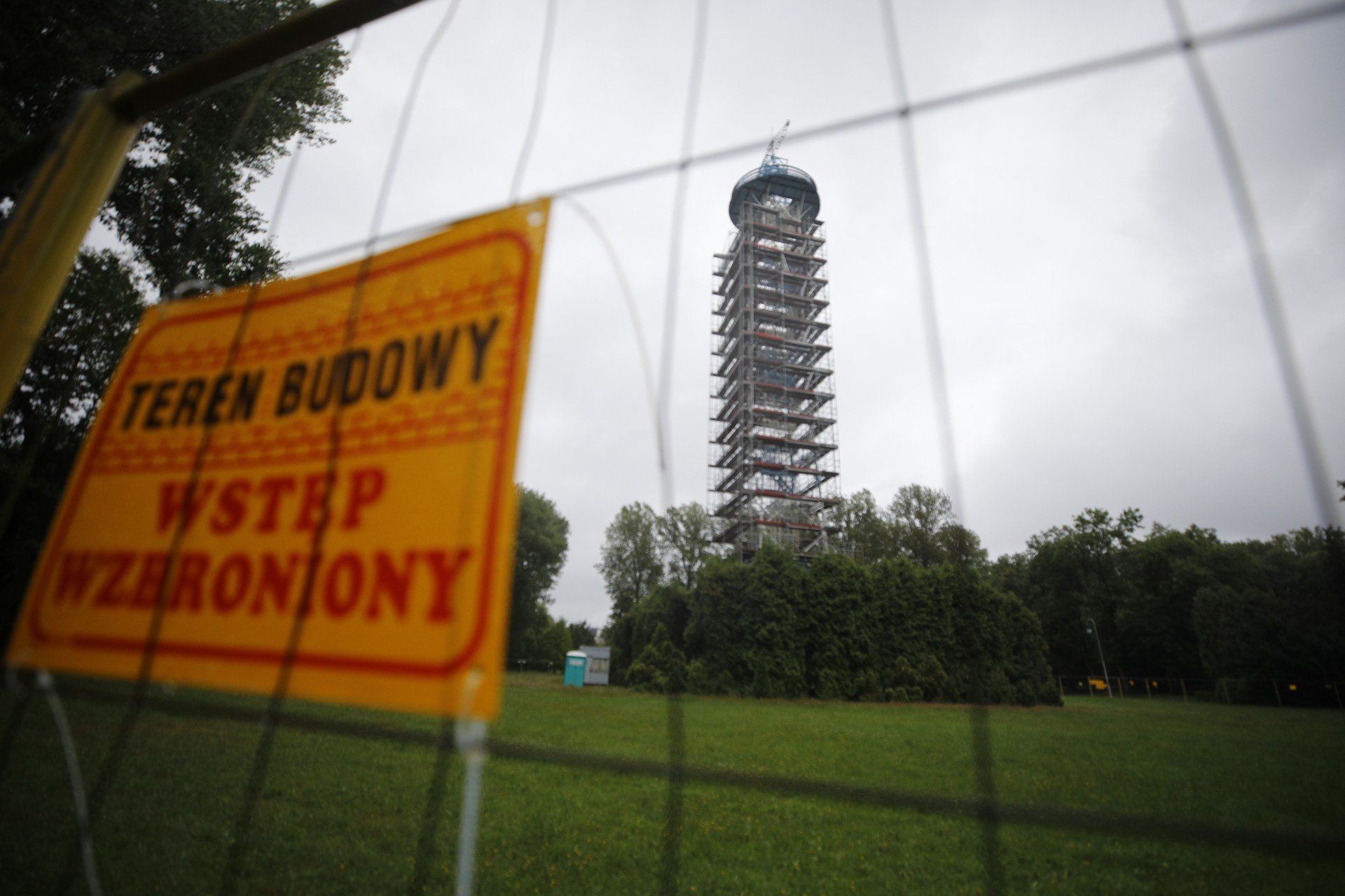 Stalowa replika przedwojennej konstrukcji zostanie oczyszczona i zabezpieczona przed korozją, a balustrady schodów oraz kraty zostaną wymienione. Zmieni się też najbliższe otoczenie wieży