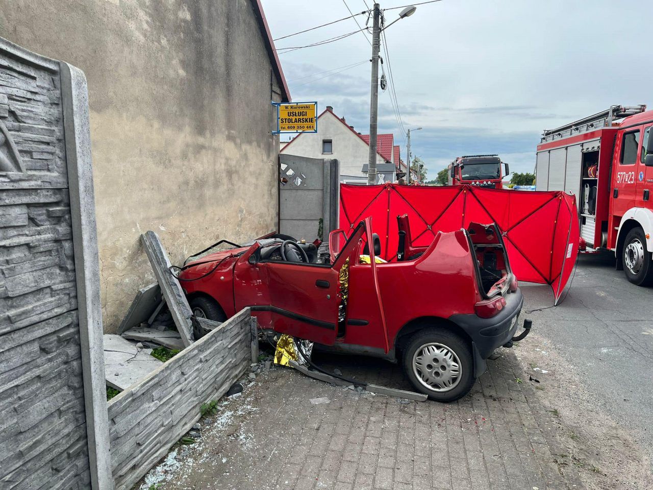 24-latek roztrzaskał seicento na betonowym płocie. Groźny wypadek pod Rawiczem