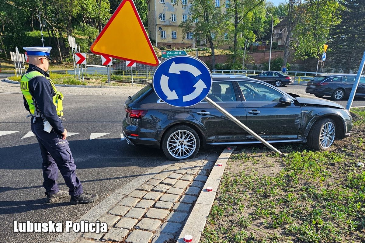 Jak prawidłowo używać kierunkowskazów na rondzie?