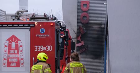 Pożar dawnego centrum handlowego w Lublinie. Walka z ogniem trwa od godziny 2 w nocy [WIDEO, DUŻO ZDJĘĆ]