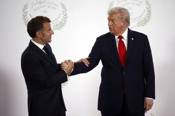 Trump natychmiast się zachwycił. Ujawnili nagranie z Macronem