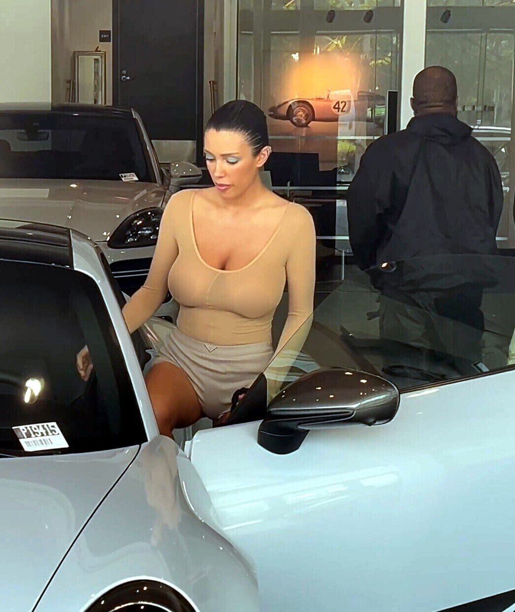 Kanye West kupił żonie Porsche. Kolejny szokujący "look" Bianki 