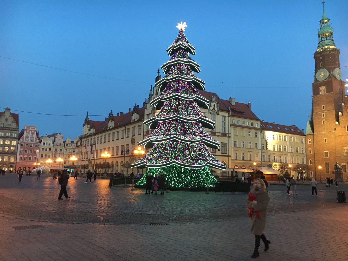 Wrocław. Miasto w świątecznej szacie. Spacerowicze spragnieni bożonarodzeniowych atrakcji