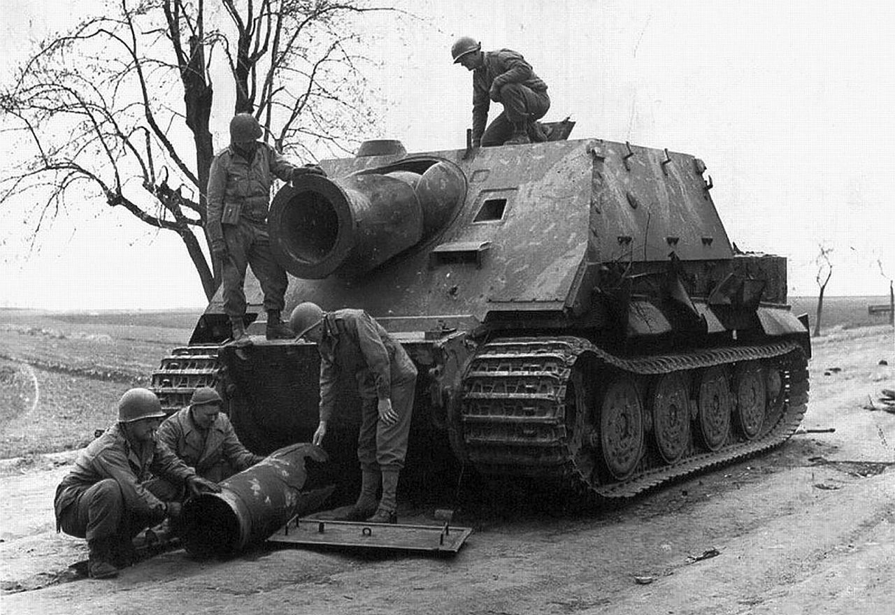 Sturmtiger zdobyty przez aliantów na froncie zachodnim