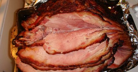 Pieczona w całości peklowana szynka wieprzowa bez kości (mięso i tłuszcz) z dodatkiem wody